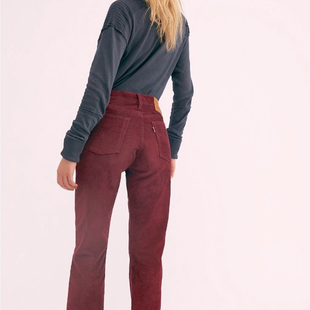 LEVI'S Wedgie Straight Corduroy Jeans Size: W23 L26
Women’s in Maroon/Brick Red